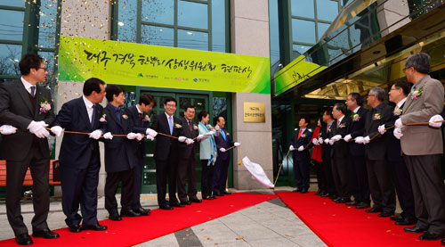 대구시와 경북도는 지난 2014년 상생 발전 협력 체계 구축을 위해 대구경북 한뿌리상생위원회 창립총회 및 현판식을 가졌다. 매일신문 DB