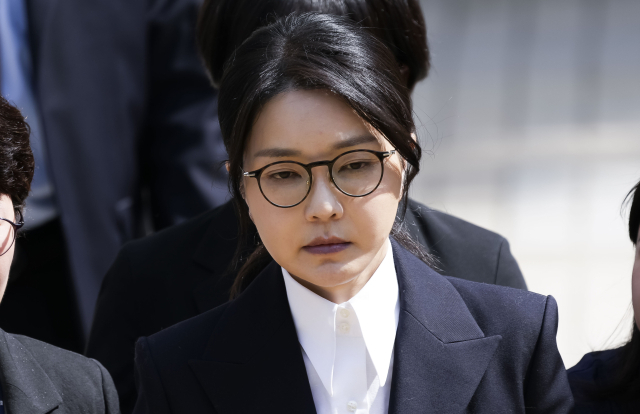 윤석열 전 대통령 부인 김건희 여사가 12일 구속 전 피의자 심문(영장실질심사)을 마친 뒤 서울 서초구 서울중앙지법을 나서고 있다. 연합뉴스