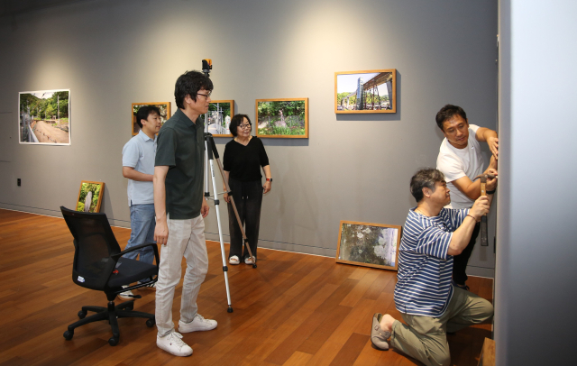 사진기록연구소 회원들이 8일 대구 계명대 극재미술관 블랙홀에서 광복 80주년 기념전을 앞두고 작품 설치를 하고 있다. 김도훈 기자