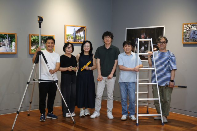 8일 작품 설치를 위해 모인 사진기록연구소 회원들이 계명대 극재미술관 블랙홀에서 기념촬영을 하고 있다. 왼쪽부터 박창모·최덕순·박은경·장용근·박민우·우동윤 작가. 김도훈 기자