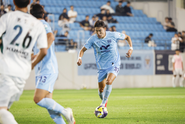 드리블을 하고 있는 정치인 선수. 대구FC 제공