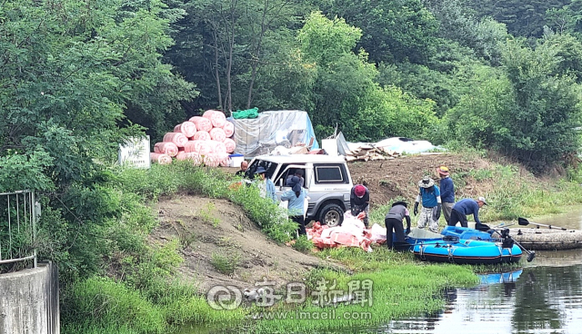 영천시 등 관계기관이 유해성 화학물질이 유입된 청못 저수지에서 방제작업을 준비하고 있다. 독자 제공