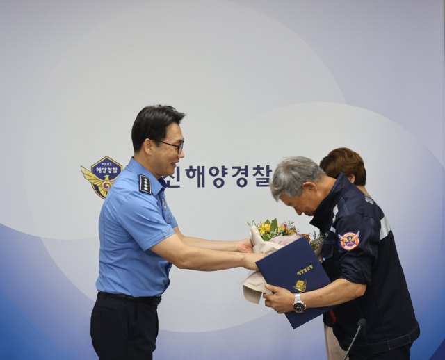 배병학 울진해경서장이 감사장을 전달하고 있다. 울진해경 제공