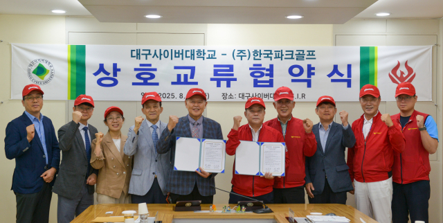 지난 12일 대구사이버대와 (주)한국파크골프는 상호교류 협약을 체결했다. 가운데 기준으로 왼쪽 대구사이버대 이근용 총장, 오른쪽 ㈜한국파크골프 장세주 회장. 대구사이버대 제공