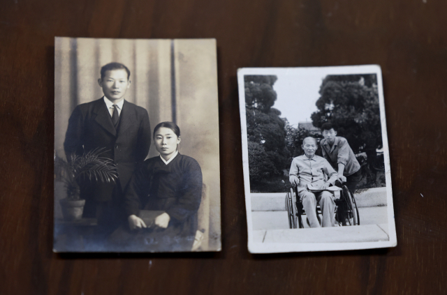 최씨 부모님의 결혼식 사진(좌), 최봉직씨가 병원에 입원한 시절 최씨와 찍은 사진(우). 김영진 기자 kyjmaeil@imaeil.com