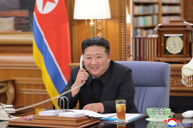 김정은 북한 국무위원장이 블라디미르 푸틴 러시아 대통령과 12일 전화 통화했다고 조선중앙통신이 13일 보도했다. 연합뉴스