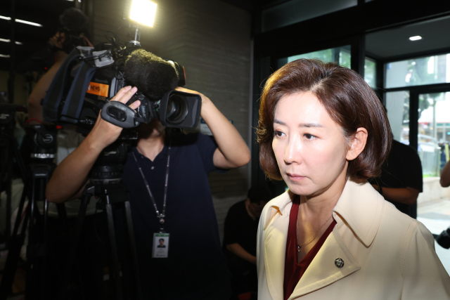 국민의힘 나경원 의원이 13일 김건희특검이 압수수색 중인 여의도 국민의힘 당사로 들어가고 있다. 연합뉴스