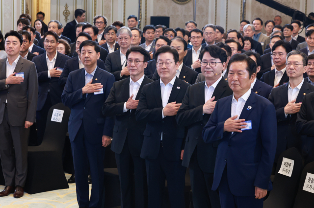 이재명 대통령이 13일 청와대 영빈관에서 열린 국정기획위원회 국민보고대회에서 국기에 경례하고 있다. 연합뉴스
