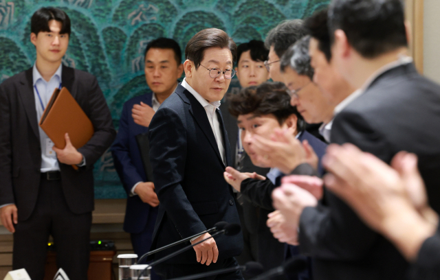 이재명 대통령이 13일 서울 용산 대통령실 청사에서 열린 나라재정 절약 간담회에 입장하고 있다. 연합뉴스