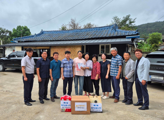 지난 13일 2년만에 아이 울음소리를 상주시 중동면에 선물한 출산가정을 지역 인사들과 주민들이 방문해 축하금과 육아용품을 전달 한 뒤 기념촬영을 하고 있다. 상주시 제공