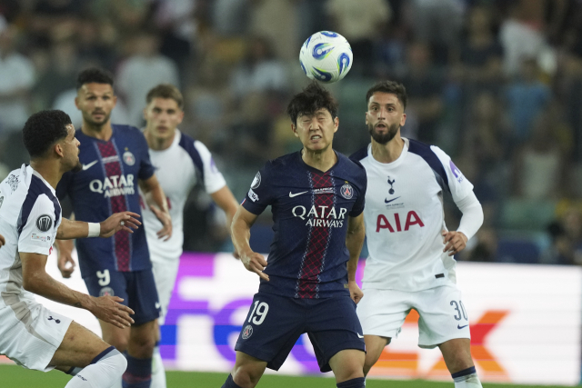 PSG의 이강인이 14일 이탈리아 우디네에서 열린 2025 UEFA 슈퍼컵 토트넘과의 경기에 출전, 헤더를 시도하고 있다. 연합뉴스