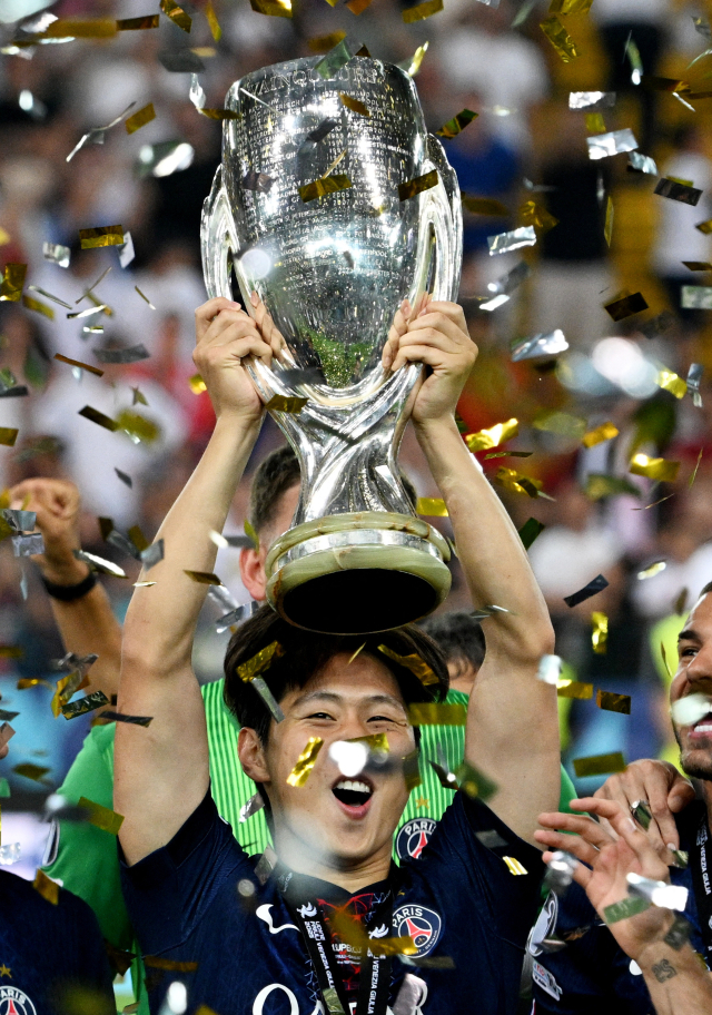 PSG의 이강인이 14일 이탈리아 우디네에서 열린 2025 UEFA 슈퍼컵 토트넘과의 경기에 출전, 득점으로 팀 승리에 기여한 뒤 우승 트로피를 들어올리며 기뻐하고 있다. 연합뉴스