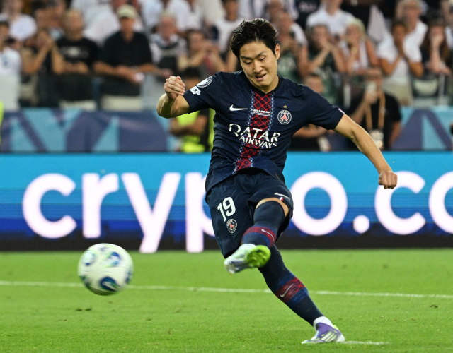 SPSG의 이강인이 14일 이탈리아 우디네에서 열린 2025 UEFA 슈퍼컵 토트넘과의 경기에 출전, 승부차기에서 슛을 시도하고 있다. 연합뉴스