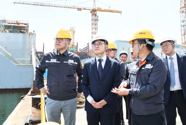 김정관 산업통상자원부 장관은 14일 오전 경남 거제 한화오션 거제사업장에서 열린 초대형 LNG 운반선 명명식에 참석했다. 이후 한화오션에서 수행 중인 미국 군수지원함