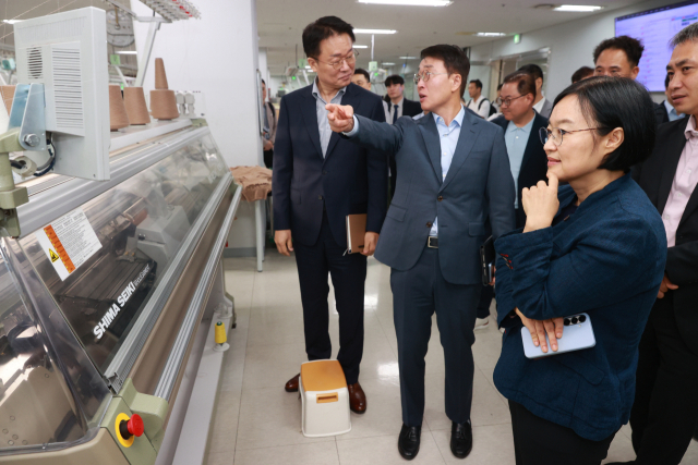 한성숙 중소벤처기업부 장관이 14일 서울 금천구 아이디모드를 방문해 생산시설을 둘러보고 있다. 연합뉴스