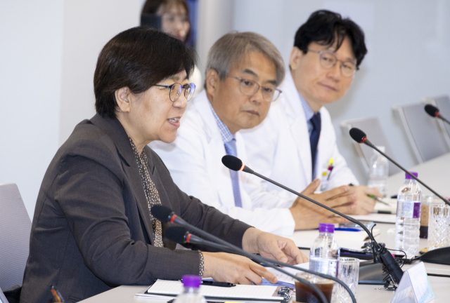 정은경 보건복지부 장관이 14일 청주 서원구 충북대학교병원을 방문해 필수의료 의료진·전공의 등과 간담회를 하고 있다. 연합뉴스