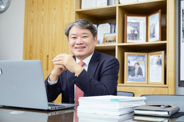 이재혁 경북개발공사 사장이 경북도 발전을 위한 신재생에너지 사업과 주거복지사업 등에 대해 설명하고 있다. 김영진 기자