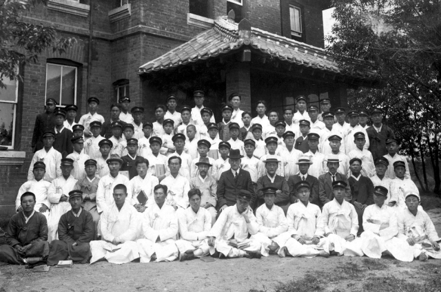 1919년 3월 8일 대구 만세운동의 중심에는 계성학교가 있었다. 계성학교 교사들이 주축이 돼 만세운동의 구체적인 계획을 세웠고, 독립선언문을 등사했던 장소가 계성학교 아담스관 지하였다. 계성학교는 대구 3.1운동을 주도적으로 이끌었으며 이를 기념하고자 매년 3월 8일 대구만세운동 재연행사와 기념식을 거행하고 있다. 사진은 1918년 계성학교 전교생의 모습. 대구시 제공.