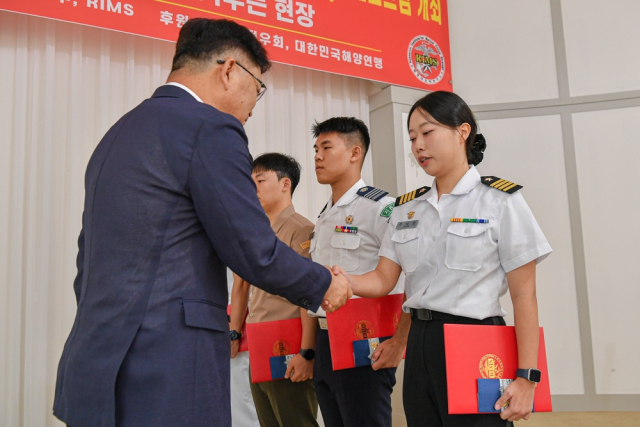 전다인 경운대 군사학과 4학년 학생이 해병대전략연구소가 주최한 대학생 안보논문 공모전 시상식에서 수상하고 있다. 경운대 제공