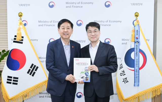 김정기 대구시장 권한대행은 14일 오후 정부서울청사에서 구윤철 경제부총리 겸 기획재정부 장관(왼쪽)을 만나 대구경북신공항 건설 사업, 지역거점 인공지능 전환(AX) 혁신기술개발 등 주요 현안 사업에 대한 지원을 요청했다. 대구시 제공.
