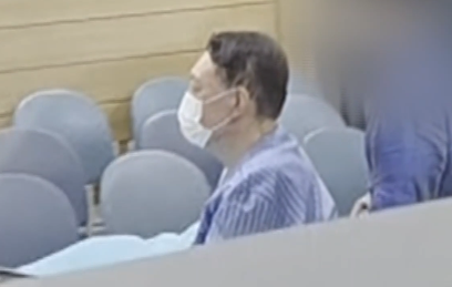 윤석열 전 대통령이 안과 진료를 받기 위해 경기 안양시에 있는 한림대성심병원을 찾은 모습. /MBN