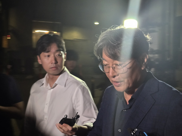 차명 주식거래 의혹을 받는 무소속 이춘석 의원이 15일 마포구 서울경찰청 광역수사단 청사에서 조사를 마친 뒤 귀가하고 있다. 연합뉴스