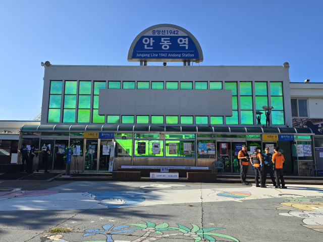 15일 오전 구 안동역에 폭발물 사건 신고가 접수돼 안전관리를 위해 경찰과 소방당국이 시민과 촬영팀을 대피시키고 있다. 김영진 기자
