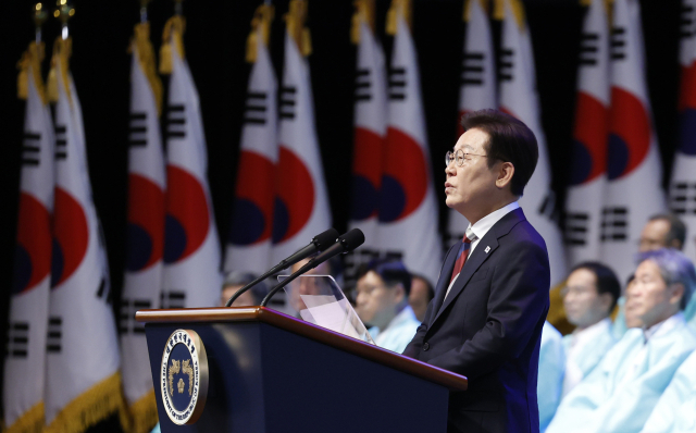 이재명 대통령이 15일 서울 세종문화회관에서 열린 80주년 광복절 경축식에서 경축사를 하고 있다. 연합뉴스