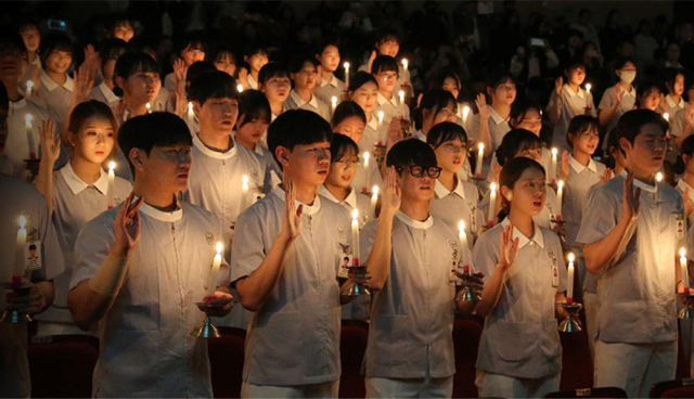 계명대 간호대학 학생들이 나이팅게일 선서를 하고 있다. 계명대 제공