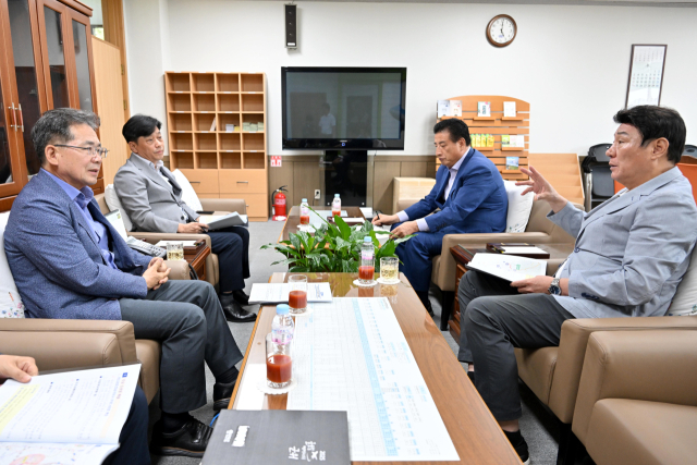 김진열 대구 군위군수와 강대식 국민의 힘(대구 동구·군위군을) 국회의원, 박창석 대구시의원이 2026년 예산 확보를 위한 협의를 하고 있다. 군위군 제공