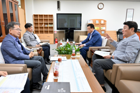 김진열 군위군수, 강대식 국민의 힘 국회의원과  군위 현안 해결을 위한 예산정책 긴급 협의