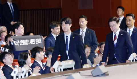 안철수, 李대통령 경축사 내내 '조국·윤미향 사면 반대' 플래카드
