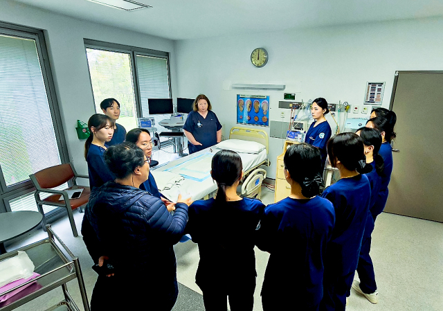 영진전문대 간호학과 학생들이 호주 시드니 의료기관(fairfield hospital) 분만실에서 분만간호 학습에 참여한 모습. 영진전문대 제공
