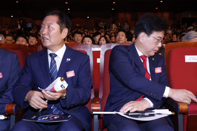 더불어민주당 정청래 대표와 국민의힘 송언석 비상대책위원장 겸 원내대표가 15일 서울 세종문화회관에서 열린 80주년 광복절 경축식에 참석하고 있다. 연합뉴스