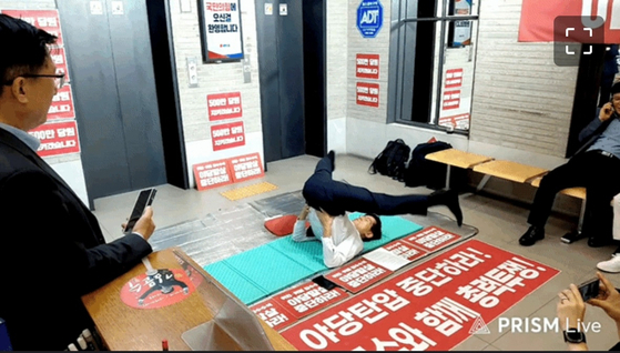 김건희 특검팀의 당사 압수수색 시도에 반발하며 농성 중인 김문수 국민의힘 당 대표 후보가 15일 농성장에서 스트레칭을 하고 있다. 유튜브 김문수 TV 캡처