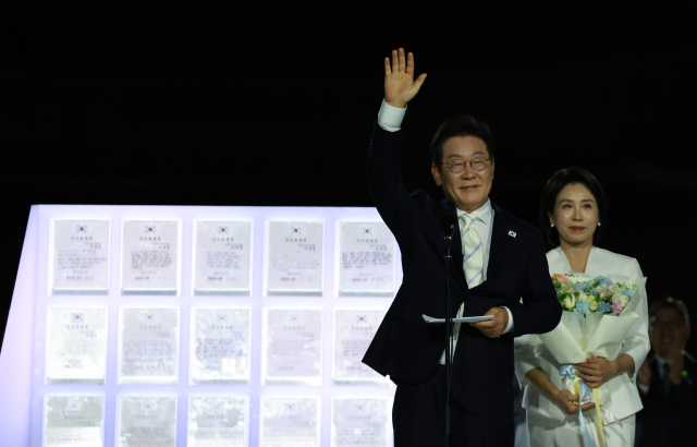 이재명 대통령과 김혜경 여사가 15일 서울 세종대로 광화문광장에서 열린 제21대 대통령 국민임명식 