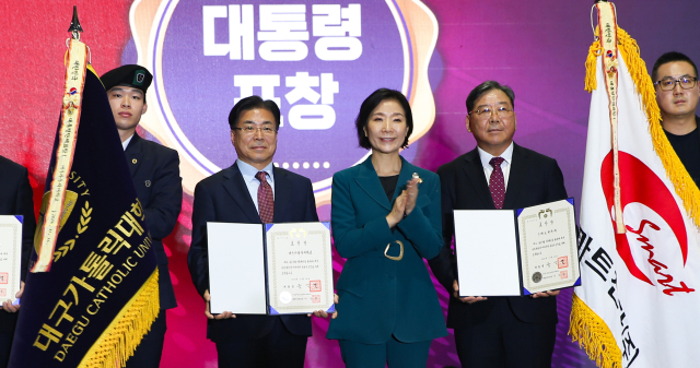 지난해 중소기업혁신대전에서 대통령 표창을 받는 성한기(왼쪽 두 번째) 대구가톨릭대 총장의 모습. 대구가톨릭대 제공