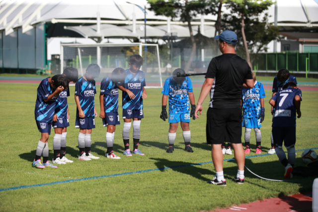 무더위에 대응하고자 유소년 축구 선수들에게 코치진이 쿨링포그(안개 분무기)를 뿌려주고 있다. 고도현 기자