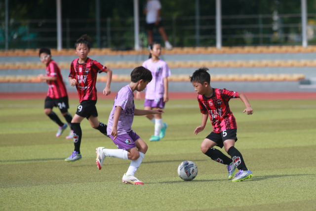 정읍 로얄 FC팀과 JWFC팀간의 경기장면 고도현 기자