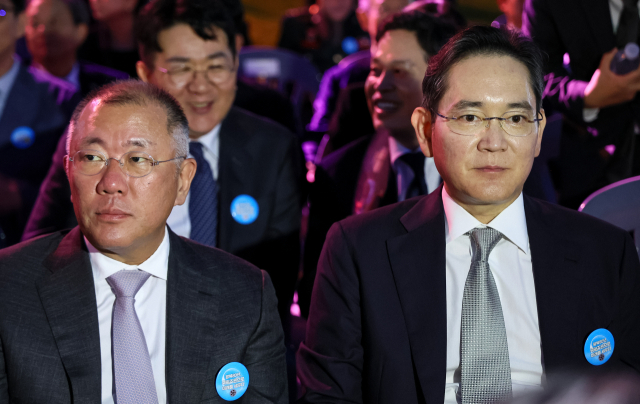 이재용 삼성전자 회장과 정의선 현대차그룹 회장이 15일 서울 세종대로 광화문광장에서 열린 제21대 대통령 국민임명식 