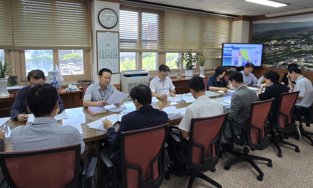 경주시가 APEC 서비스 향상 TF 2차 회의를 열고 숙소·음식·교통 등 서비스 체감도가 높은 분야의 개선방안을 논의하고 있다.