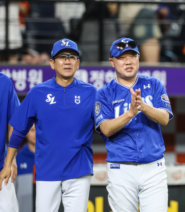 삼성 라이온즈의 박진만 감독(오른쪽)과 최일언 수석코치. 삼성 제공