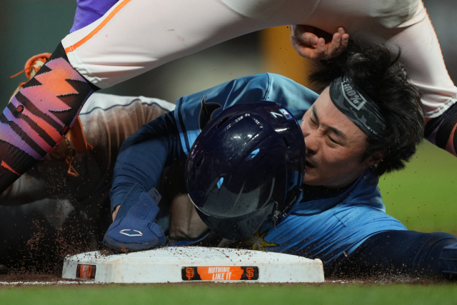 탬파베이 레이스의 김하성이 17일 미국 캘리포니아주 샌프란시스코의 오라클파크에서 열린 2025 MLB 샌프란시스코 자이언츠와의 경기 9회초 2루 주자로 나가 있던 도중 포수 앞 땅볼이 나온 틈을 타 3루로 뛰다 아웃되고 있다. 연합뉴스