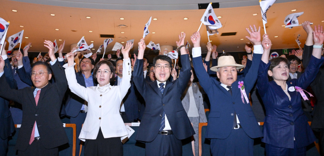 대구시는 지난 15일 오전 대구오페라하우스에서 제80주년 광복절 경축식을 개최했다. 김정기 대구시장 권한대행을 비롯해 기관·단체장, 광복회원, 보훈단체장 등 500여명이 참석한 가운데 국민의례, 기념사, 독립유공자 포상, 경축사, 축하공연, 만세삼창 순으로 경축식이 진행됐다. 대구시 제공.