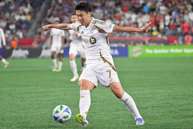 LAFC의 손흥민이 17일 미국 매사추세츠주 폭스버러의 질레트 스타디움에서 열린 MLS 뉴잉글랜드 레볼루션과의 경기 도중 드리블을 시도하고 있다. 연합뉴스