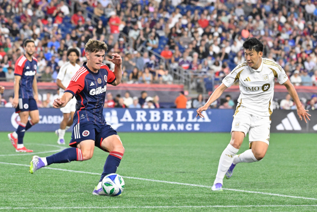 LAFC의 손흥민이 17일 미국 매사추세츠주 폭스버러의 질레트 스타디움에서 열린 MLS 뉴잉글랜드 레볼루션과의 경기 도중 상대를 압박하고 있다. 연합뉴스