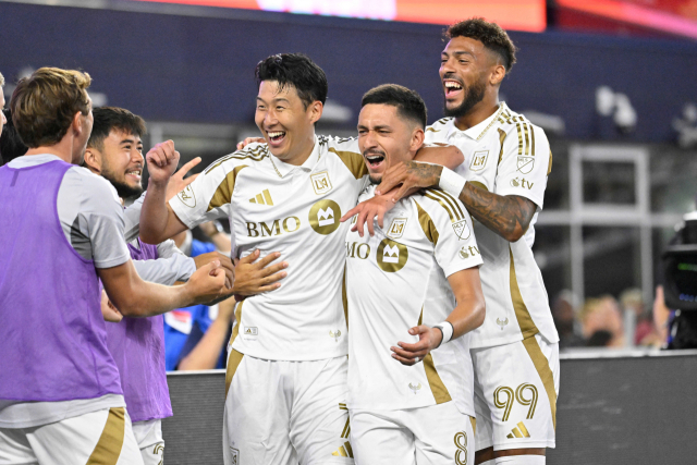 LAFC의 손흥민이 17일 미국 매사추세츠주 폭스버러의 질레트 스타디움에서 열린 MLS 뉴잉글랜드 레볼루션과의 경기 도중 첫 골을 넣은 마르코 델가도(8번) 등 동료들과 기쁨을 나누고 있다. 연합뉴스