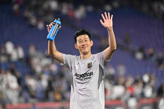 LAFC의 손흥민이 17일 미국 매사추세츠주 폭스버러의 질레트 스타디움에서 열린 MLS 뉴잉글랜드 레볼루션과의 경기를 승리로 이끈 뒤 팬들에게 인사하고 있다. 연합뉴스