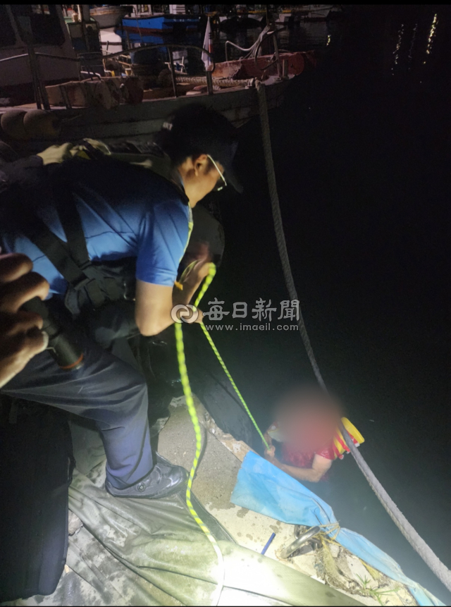 동해해양경찰서는 16일 오전 1시 44분쯤 해상으로 추락한 남녀를 구조하고 있다. 동해해경제공