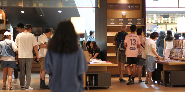 전국 대부분 지역에 폭염특보가 발효된 17일 서울 강남구 삼성동 코엑스 별마당 도서관을 찾은 시민들이 도서를 둘러보고 있다. 연합뉴스